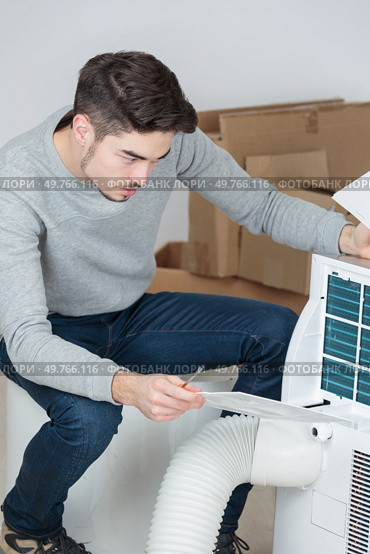 checking the filter first. Стоковое фото, агентство Ingram Publishing / Фотобанк Лори