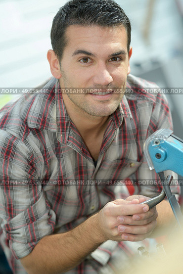 cheerfu l workman operating in workroom. Стоковое фото, агентство Ingram Publishing / Фотобанк Лори