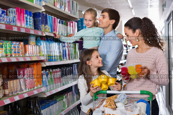 Cheerful family with two daughters purchasing yoghurts. Стоковое фото, фотограф Яков Филимонов / Фотобанк Лори