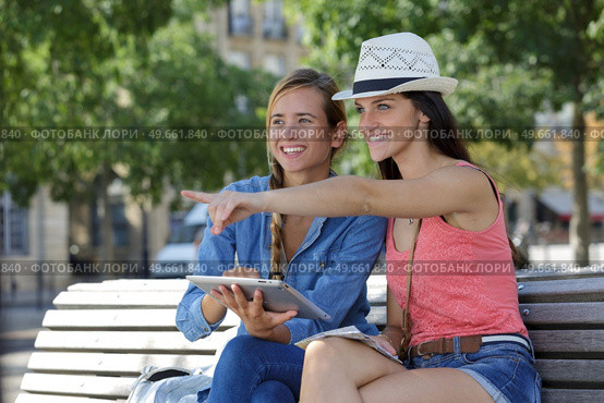 cheerful tourist female friends taking photos of themselves. Стоковое фото, агентство Ingram Publishing / Фотобанк Лори