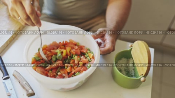 Chef adding salt to fresh tomato salad. Стоковое видео, видеограф Константин Шишкин / Фотобанк Лори