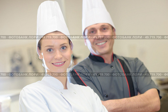 chef instructing trainee in restaurant kitchen. Стоковое фото, агентство Ingram Publishing / Фотобанк Лори
