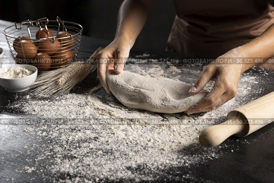 chef preparing dough with rolling pin flour. Стоковое фото, агентство Ingram Publishing / Фотобанк Лори