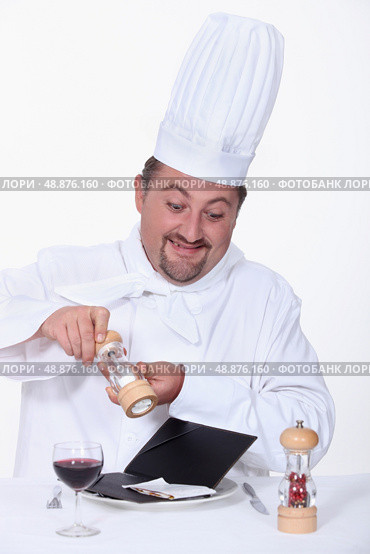 Chef seasoning the bill. Стоковое фото, агентство Ingram Publishing / Фотобанк Лори