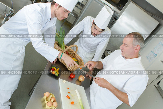 chef supervising trainees cooking. Стоковое фото, агентство Ingram Publishing / Фотобанк Лори