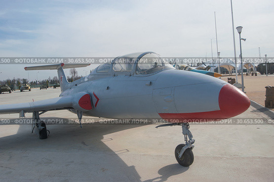 Чехословацкий учебно-тренировочный самолёт Аэро Л-29 «Дельфин» (Aero L-29 Delfin, по классификации НАТО: Maya) на стоянке в парке Патриот, вид справа-спереди (2016 год). Редакционное фото, фотограф Малышев Андрей / Фотобанк Лори