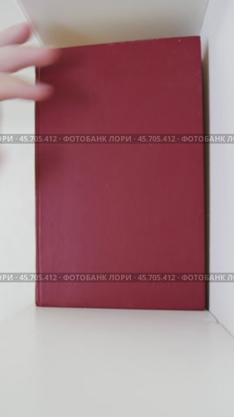 Человек берёт и кладёт книги на полку. Стоковое видео, видеограф Семён Прудий / Фотобанк Лори