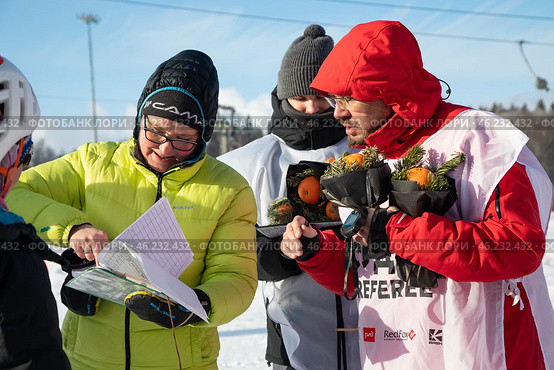 Чемпионат и первенство Московской области по альпинизму в дисциплине ски-альпинизм-спринт, 15 февраля 2025, горнолыжный клуб Леонида Тягачева. Организаторы соревнований перед началом букетной церемонии. Редакционное фото, фотограф Наталья Николаева / Фотобанк Лори