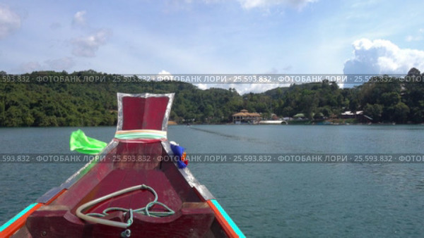 Cheow Lan lake from moving boat in Thailand (2017 год). Стоковое видео, видеограф Михаил Коханчиков / Фотобанк Лори