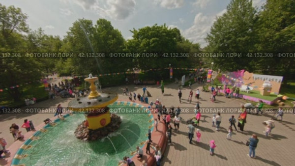 Cherepovets, Russia - May 27, 2023, Children party in the city park. Families with children came to relax on a sunny summer day. FPV Aerial Drone Shot. Редакционное видео, видеограф Даниил Хабаров / Фотобанк Лори