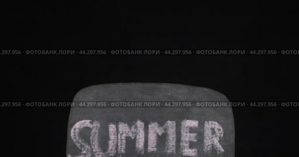 Черная доска с надписью "ЛЕТО на песке". Панорама. Выделенная на черном фоне. Стоковое видео, видеограф Александр Собко / Фотобанк Лори