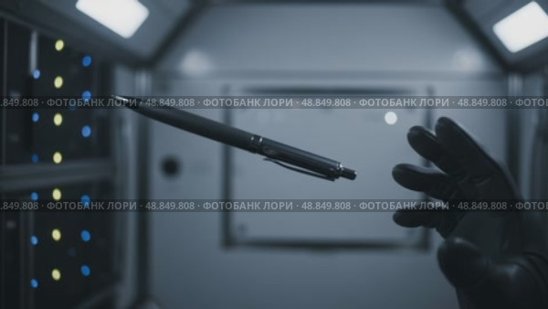 Черная рука в перчатке тянется к парящей ручке в футуристическом интерьере космического корабля. Вокруг — металлические стены и подсвеченные панели управления, подчеркивающие атмосферу космических исследований. Стоковое AI-видео, аниматор Ольга Невская / Фотобанк Лори