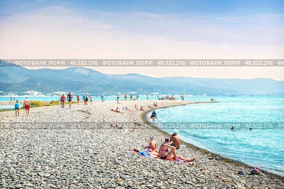 Черное море и каменистая коса, лежаки и зонтики, Алексино, Краснодарский край, Новороссийск (2022 год). Стоковое фото, фотограф Baturina Yuliya / Фотобанк Лори