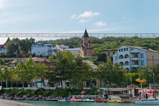 Черное море, осень у берега. Краснодарский край, Туапсинский район, Михайловская бухта,  межсезонье , армянская церковь (2021 год). Стоковое фото, фотограф Александр Циликин / Фотобанк Лори
