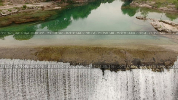 Черногорский водопад Ниагара в русле реки Циевна. Окрестности Подгорицы. Черногория (2016 год). Стоковое видео, видеограф Кекяляйнен Андрей / Фотобанк Лори