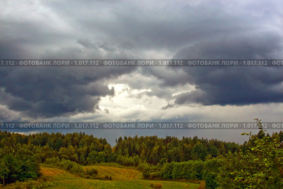 Черные тучи, нависшие над головой. Грянет! Стоковое фото, фотограф Валентина Качалова / Фотобанк Лори