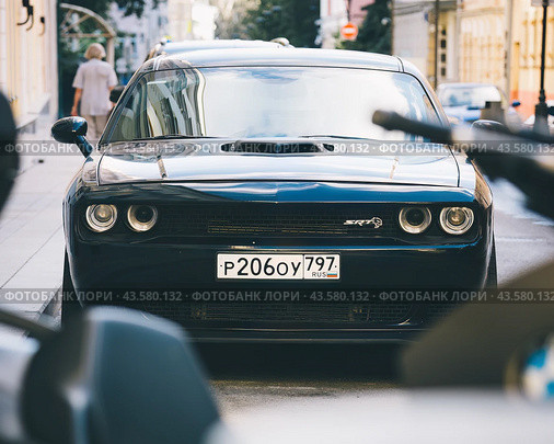 Черный muscle car Dodge Challenger на улице города (2024 год). Редакционное фото, фотограф Константин Григорьев / Фотобанк Лори