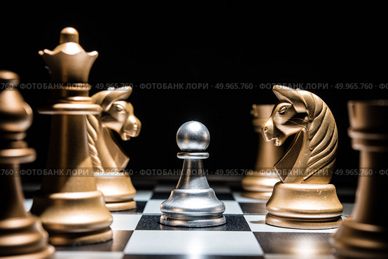 Chess battle defeat pawn of silver team.. Chess battle defeat pawn of silver team. Стоковое фото, агентство Ingram Publishing / Фотобанк Лори
