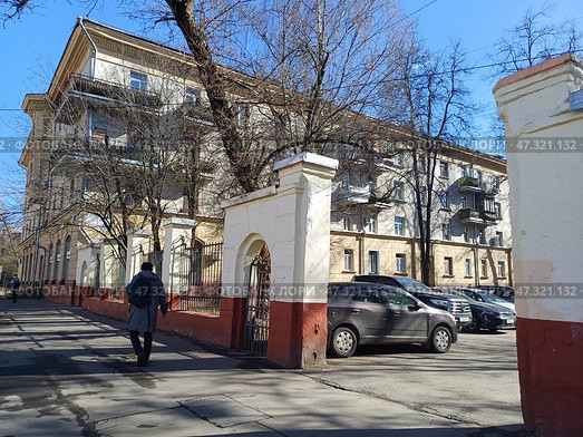 Четырехэтажный четырехподъездный кирпичный жилой дом. Построен в 1953 году. Первомайская улица, 80. Район Восточное Измайлово. Город Москва. Редакционное фото, фотограф lana1501 / Фотобанк Лори
