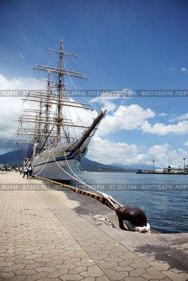 Четырехмачтовый барк Nippon Maru в порту города Кагосима (Япония) (2010 год). Редакционное фото, фотограф Александр Гаценко / Фотобанк Лори