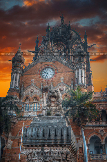 Chhatrapati Shivaji, the former Victoria Terminus - a historical railway station in the Indian city of Mumbai, one of the busiest in India. Стоковое фото, агентство Ingram Publishing / Фотобанк Лори