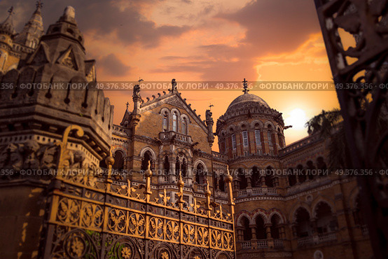 Chhatrapati Shivaji, the former Victoria Terminus - a historical railway station in the Indian city of Mumbai, one of the busiest in India. Стоковое фото, агентство Ingram Publishing / Фотобанк Лори