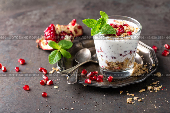 Chia pudding parfait with pomegranate, granola and light greek yogurt. Healthy eating. Стоковое фото, агентство Ingram Publishing / Фотобанк Лори