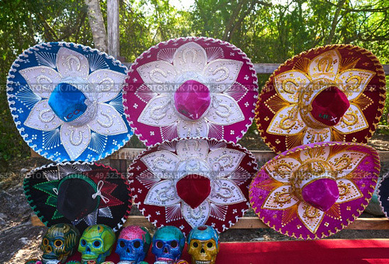 Chichen itza colorful sombreros and skulls in Yucatan Mexico. Стоковое фото, агентство Ingram Publishing / Фотобанк Лори
