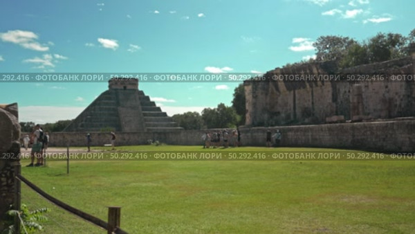 Chichen Itza Great Ball Court Pyramid Of Kukulcan Background Tourists. Стоковое видео, видеограф Поскребышев Михаил / Фотобанк Лори