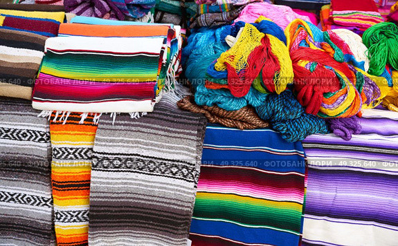 Chichen itza serape blanket in outdoor shop Mexico Yucatan. Стоковое фото, агентство Ingram Publishing / Фотобанк Лори