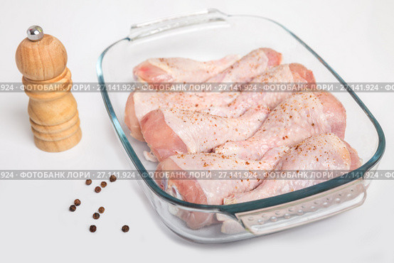 Chicken drumsticks with pepper on a white background. Стоковое фото, фотограф Юлия Бабкина / Фотобанк Лори