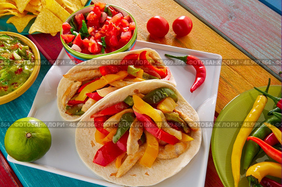 Chicken fajitas tacos mexican food guacamole pico de gallo chili peppes sauces. Стоковое фото, агентство Ingram Publishing / Фотобанк Лори