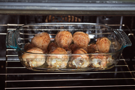 Chicken legs baked in oven in glass tray. Стоковое фото, фотограф Юлия Бабкина / Фотобанк Лори
