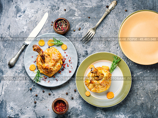 Chicken legs in pastry.Chicken leg in puff pastry on table.Baked chicken. Chicken drumstick baked in dough. Стоковое фото, агентство Ingram Publishing / Фотобанк Лори