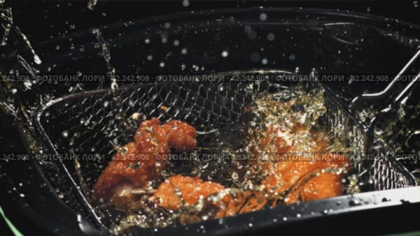 Chicken nuggets fall into hot oil. Filmed on a high-speed camera at 1000 fps. Стоковое видео, видеограф Артем Шадрин / Фотобанк Лори