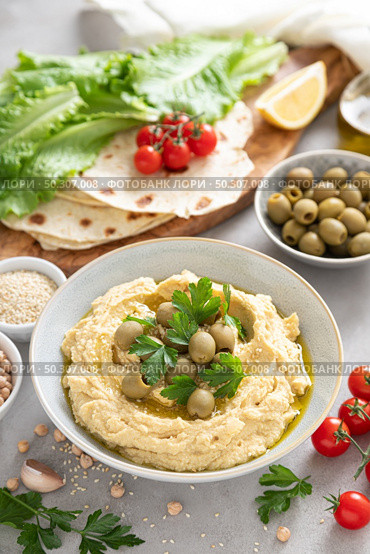 Chickpea hummus with green olives. Стоковое фото, агентство Ingram Publishing / Фотобанк Лори