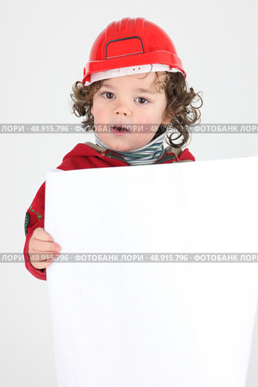 Child dressed as a builder with a blank board. Стоковое фото, агентство Ingram Publishing / Фотобанк Лори