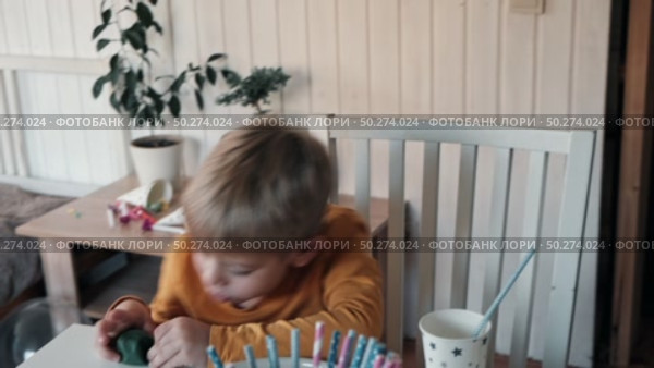 Children Drinking Juice on a Birthday Party at Home. Siblings, girls and a boy together celebrating a party, eating cake sitting at festive table. Little Kid Celebration. Surprise. Low key. Стоковое видео, видеограф Марина Демидюк / Фотобанк Лори