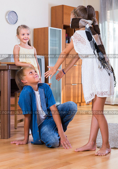 Children playing in Kagome at home. Стоковое фото, фотограф Яков Филимонов / Фотобанк Лори