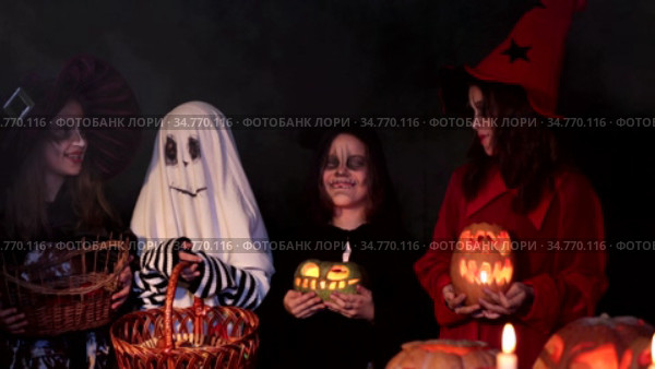 Children sing halloween carols songs and collect sweets. Стоковое видео, видеограф Владимир Кравченко / Фотобанк Лори