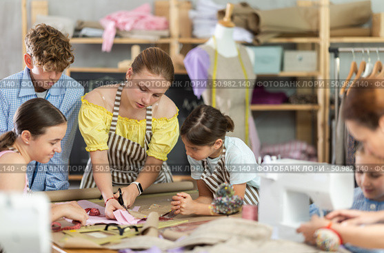Children students cut fabric, work with material, preparatory work. Стоковое фото, фотограф Яков Филимонов / Фотобанк Лори