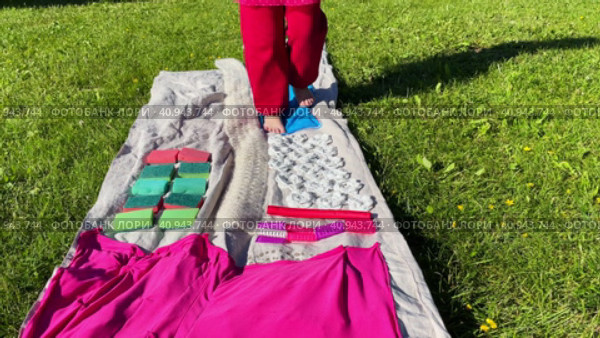 Children's prophylactic orthopedic massage diy mat with surfaces of various shapes and tactility, for the prevention and treatment of flat feet in a playful way. Стоковое видео, видеограф Ирина Старикова / Фотобанк Лори