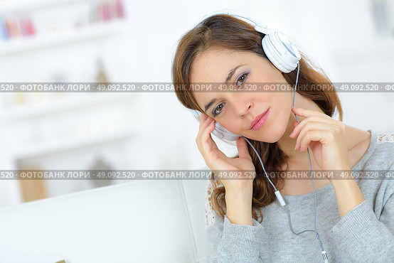 Chilling out to music at home. Стоковое фото, агентство Ingram Publishing / Фотобанк Лори