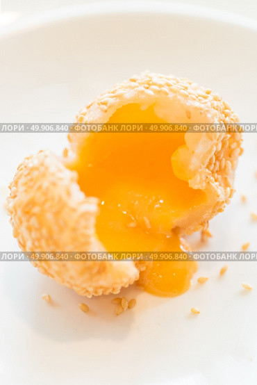 Chinese dim sum Fried sesame balls stuff with custard lava - Chinese groumet cuisine. Стоковое фото, агентство Ingram Publishing / Фотобанк Лори