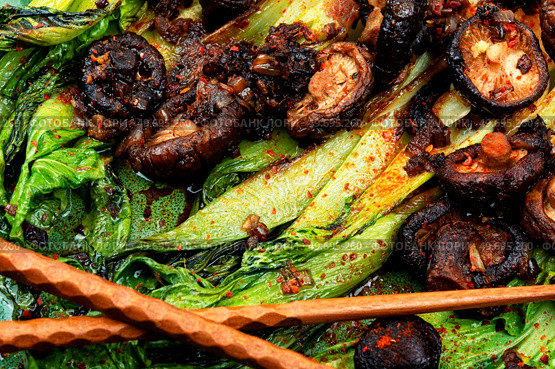Chinese fried Pak Choi with shitake mushrooms and chopstick. Vegan food, close up. Fried bok choy or pak choi and shitake. Стоковое фото, агентство Ingram Publishing / Фотобанк Лори