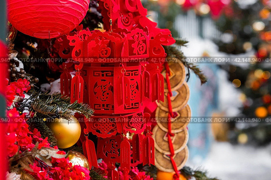 Chinese red Christmas lanterns on Tverskaya Street in Moscow. Close-up. The first ever meeting of the Chinese New Year 2024 in Moscow. Стоковое фото, фотограф Photojuli / Фотобанк Лори