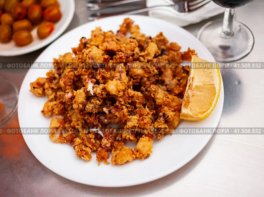 Chipirones, breaded fried calamari with lemon. Стоковое фото, фотограф Яков Филимонов / Фотобанк Лори