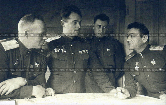 Член Военного Совета генерал-майор В.М. Оленин, командующий 60-й армией генерал-лейтенант И.Д. Черняховский и начальник штаба генерал-майор Г.А. Тер-Гаспарян. Сентябрь 1943 года. Редакционное фото, фотограф Сергей Елизарьев / Фотобанк Лори