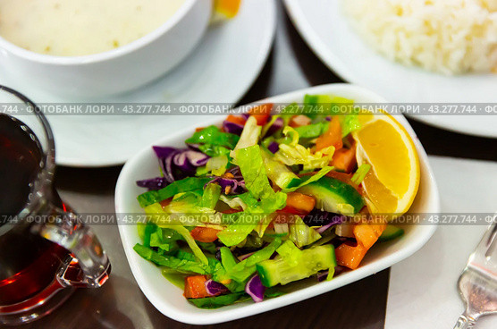 Choban salad from tomatoes, cucumbers, greens, onions with lemon. Стоковое фото, фотограф Яков Филимонов / Фотобанк Лори