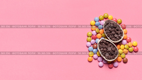 choco chips filled easter eggs gem candies pink background. Стоковое фото, агентство Ingram Publishing / Фотобанк Лори